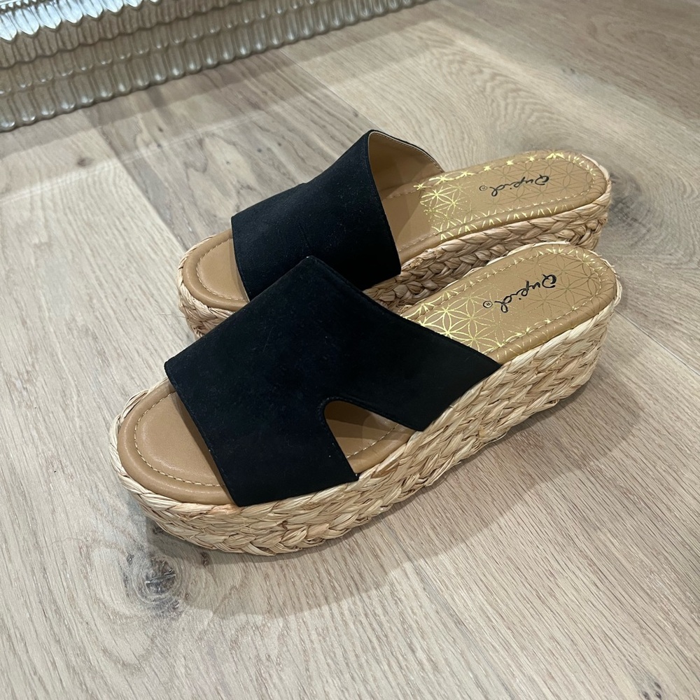 Qupid Black Platforms